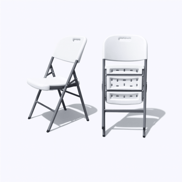 Silla plegable blanca de alta resistencia con estructura metálica, ideal para eventos y uso en interiores y exteriores.